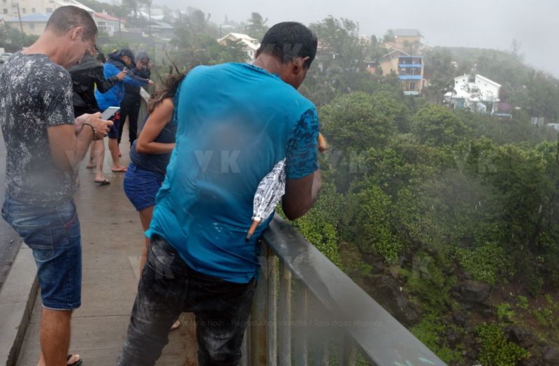 Le sud de La Reunion est impacte par la forte tempete tropicale Berguitta, qui amene vent et fortes precipitations. Le meteore passe actuellement au plus pres de l'ile et devrait commencer a s'eloigner en debut de soiree. The south of La Reunion is impacted by the strong tropical storm Berguitta, which brings wind and heavy precipitation. The meteore is currently passing close to the island and should begin to move early in the evening.