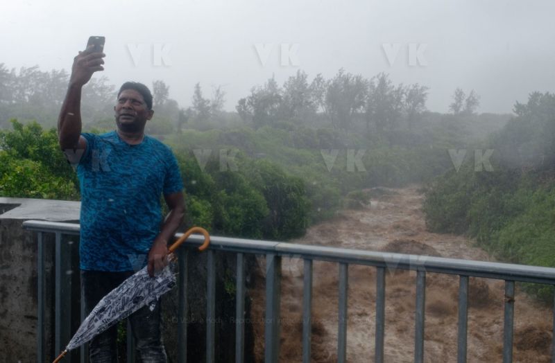 Le sud de La Reunion est impacte par la forte tempete tropicale Berguitta, qui amene vent et fortes precipitations. Le meteore passe actuellement au plus pres de l'ile et devrait commencer a s'eloigner en debut de soiree. The south of La Reunion is impacted by the strong tropical storm Berguitta, which brings wind and heavy precipitation. The meteore is currently passing close to the island and should begin to move early in the evening.