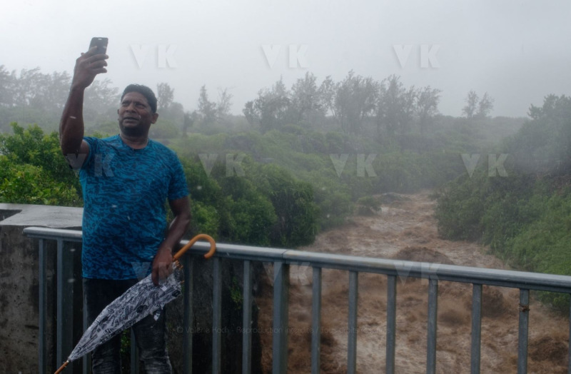 Le sud de La Reunion est impacte par la forte tempete tropicale Berguitta, qui amene vent et fortes precipitations. Le meteore passe actuellement au plus pres de l'ile et devrait commencer a s'eloigner en debut de soiree. The south of La Reunion is impacted by the strong tropical storm Berguitta, which brings wind and heavy precipitation. The meteore is currently passing close to the island and should begin to move early in the evening.