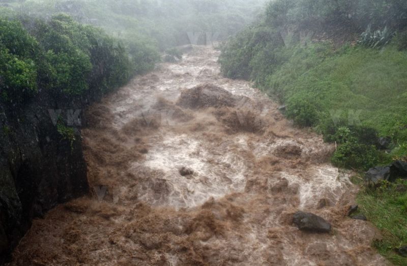 Le sud de La Reunion est impacte par la forte tempete tropicale Berguitta, qui amene vent et fortes precipitations. Le meteore passe actuellement au plus pres de l'ile et devrait commencer a s'eloigner en debut de soiree. The south of La Reunion is impacted by the strong tropical storm Berguitta, which brings wind and heavy precipitation. The meteore is currently passing close to the island and should begin to move early in the evening.