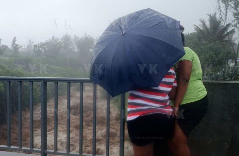 Le sud de La Reunion est impacte par la forte tempete tropicale Berguitta, qui amene vent et fortes precipitations. Le meteore passe actuellement au plus pres de l'ile et devrait commencer a s'eloigner en debut de soiree. The south of La Reunion is impacted by the strong tropical storm Berguitta, which brings wind and heavy precipitation. The meteore is currently passing close to the island and should begin to move early in the evening.