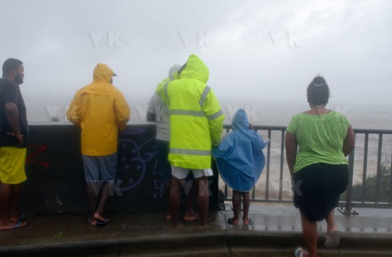 Le sud de La Reunion est impacte par la forte tempete tropicale Berguitta, qui amene vent et fortes precipitations. Le meteore passe actuellement au plus pres de l'ile et devrait commencer a s'eloigner en debut de soiree. The south of La Reunion is impacted by the strong tropical storm Berguitta, which brings wind and heavy precipitation. The meteore is currently passing close to the island and should begin to move early in the evening.