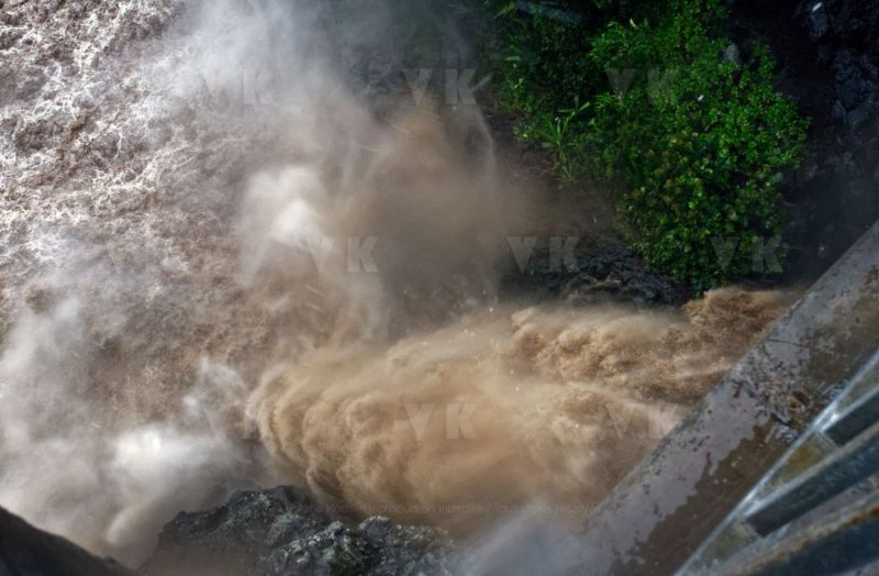 Le sud de La Reunion est impacte par la forte tempete tropicale Berguitta, qui amene vent et fortes precipitations. Le meteore passe actuellement au plus pres de l'ile et devrait commencer a s'eloigner en debut de soiree. The south of La Reunion is impacted by the strong tropical storm Berguitta, which brings wind and heavy precipitation. The meteore is currently passing close to the island and should begin to move early in the evening.
