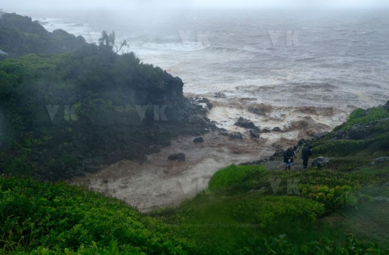 Le sud de La Reunion est impacte par la forte tempete tropicale Berguitta, qui amene vent et fortes precipitations. Le meteore passe actuellement au plus pres de l'ile et devrait commencer a s'eloigner en debut de soiree. The south of La Reunion is impacted by the strong tropical storm Berguitta, which brings wind and heavy precipitation. The meteore is currently passing close to the island and should begin to move early in the evening.