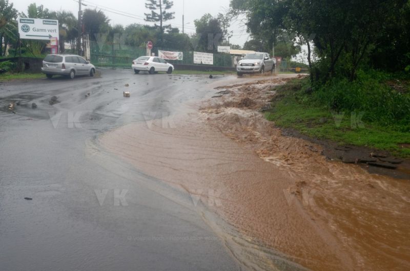 Le sud de La Reunion est impacte par la forte tempete tropicale Berguitta, qui amene vent et fortes precipitations. Le meteore passe actuellement au plus pres de l'ile et devrait commencer a s'eloigner en debut de soiree. The south of La Reunion is impacted by the strong tropical storm Berguitta, which brings wind and heavy precipitation. The meteore is currently passing close to the island and should begin to move early in the evening.