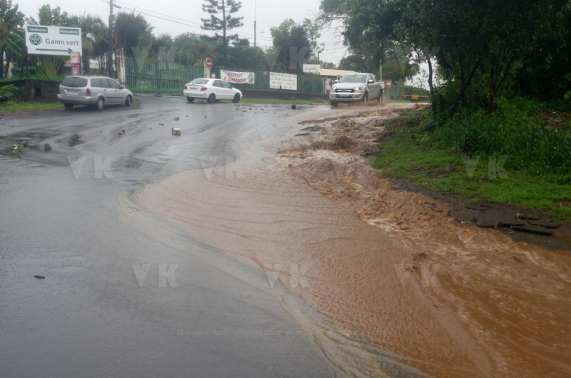 Le sud de La Reunion est impacte par la forte tempete tropicale Berguitta, qui amene vent et fortes precipitations. Le meteore passe actuellement au plus pres de l'ile et devrait commencer a s'eloigner en debut de soiree. The south of La Reunion is impacted by the strong tropical storm Berguitta, which brings wind and heavy precipitation. The meteore is currently passing close to the island and should begin to move early in the evening.