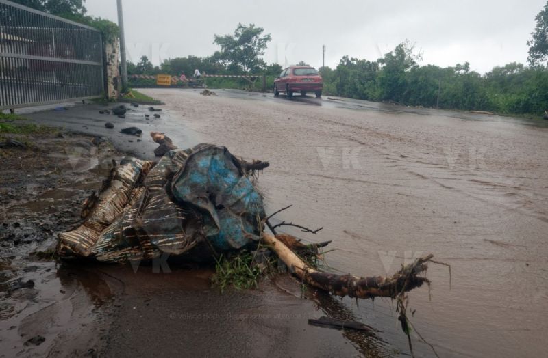 Le sud de La Reunion est impacte par la forte tempete tropicale Berguitta, qui amene vent et fortes precipitations. Le meteore passe actuellement au plus pres de l'ile et devrait commencer a s'eloigner en debut de soiree. The south of La Reunion is impacted by the strong tropical storm Berguitta, which brings wind and heavy precipitation. The meteore is currently passing close to the island and should begin to move early in the evening.