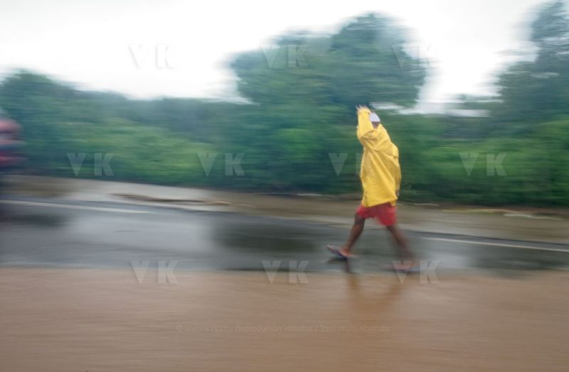 Le sud de La Reunion est impacte par la forte tempete tropicale Berguitta, qui amene vent et fortes precipitations. Le meteore passe actuellement au plus pres de l'ile et devrait commencer a s'eloigner en debut de soiree. The south of La Reunion is impacted by the strong tropical storm Berguitta, which brings wind and heavy precipitation. The meteore is currently passing close to the island and should begin to move early in the evening.