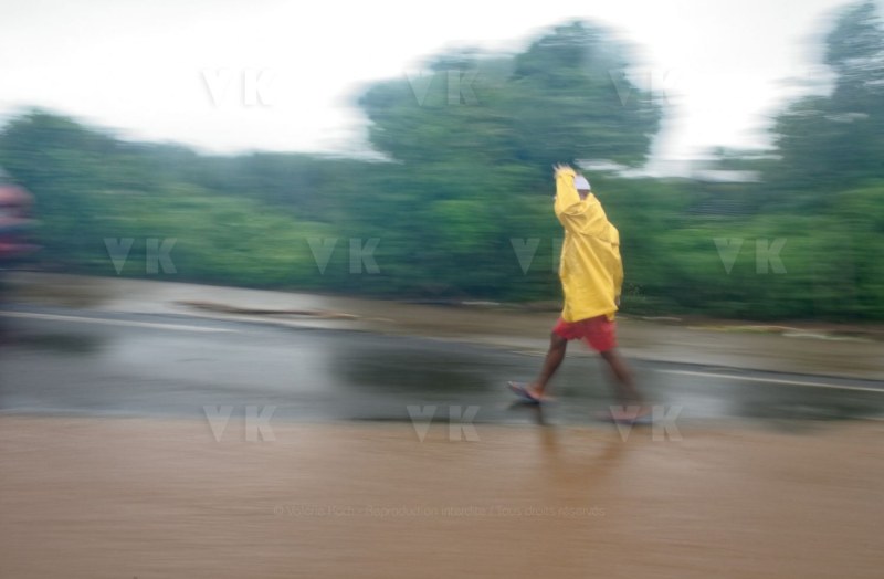 Le sud de La Reunion est impacte par la forte tempete tropicale Berguitta, qui amene vent et fortes precipitations. Le meteore passe actuellement au plus pres de l'ile et devrait commencer a s'eloigner en debut de soiree. The south of La Reunion is impacted by the strong tropical storm Berguitta, which brings wind and heavy precipitation. The meteore is currently passing close to the island and should begin to move early in the evening.