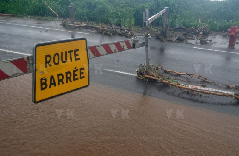 Le sud de La Reunion est impacte par la forte tempete tropicale Berguitta, qui amene vent et fortes precipitations. Le meteore passe actuellement au plus pres de l'ile et devrait commencer a s'eloigner en debut de soiree. The south of La Reunion is impacted by the strong tropical storm Berguitta, which brings wind and heavy precipitation. The meteore is currently passing close to the island and should begin to move early in the evening.