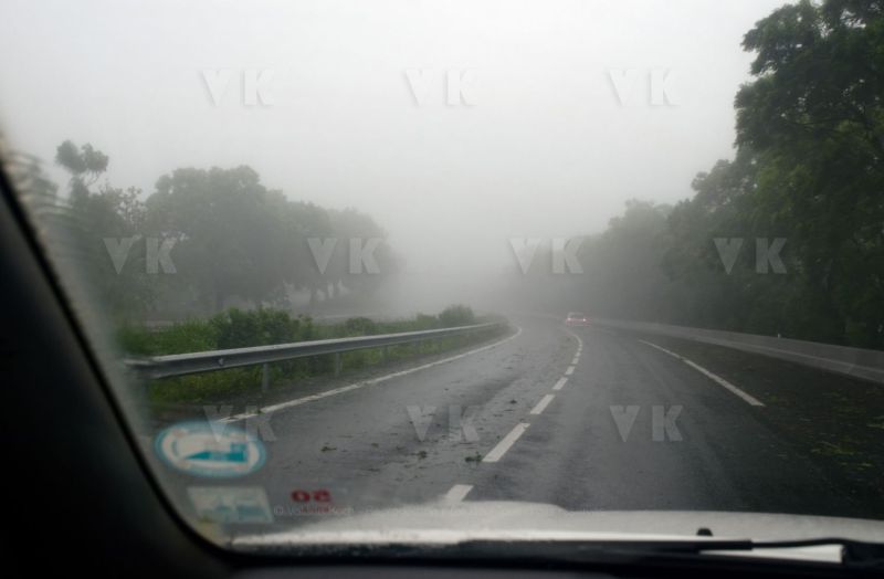 Le sud de La Reunion est impacte par la forte tempete tropicale Berguitta, qui amene vent et fortes precipitations. Le meteore passe actuellement au plus pres de l'ile et devrait commencer a s'eloigner en debut de soiree. The south of La Reunion is impacted by the strong tropical storm Berguitta, which brings wind and heavy precipitation. The meteore is currently passing close to the island and should begin to move early in the evening.