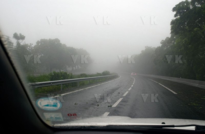 Le sud de La Reunion est impacte par la forte tempete tropicale Berguitta, qui amene vent et fortes precipitations. Le meteore passe actuellement au plus pres de l'ile et devrait commencer a s'eloigner en debut de soiree. The south of La Reunion is impacted by the strong tropical storm Berguitta, which brings wind and heavy precipitation. The meteore is currently passing close to the island and should begin to move early in the evening.