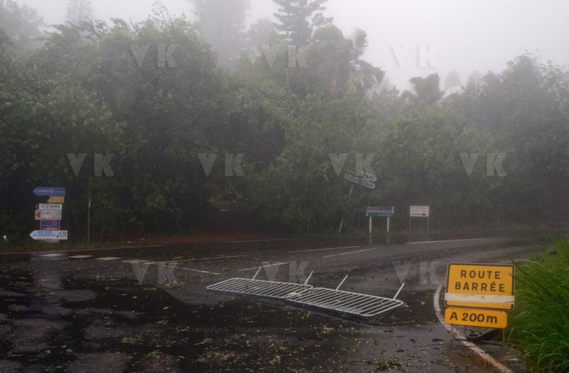 Le sud de La Reunion est impacte par la forte tempete tropicale Berguitta, qui amene vent et fortes precipitations. Le meteore passe actuellement au plus pres de l'ile et devrait commencer a s'eloigner en debut de soiree. The south of La Reunion is impacted by the strong tropical storm Berguitta, which brings wind and heavy precipitation. The meteore is currently passing close to the island and should begin to move early in the evening.
