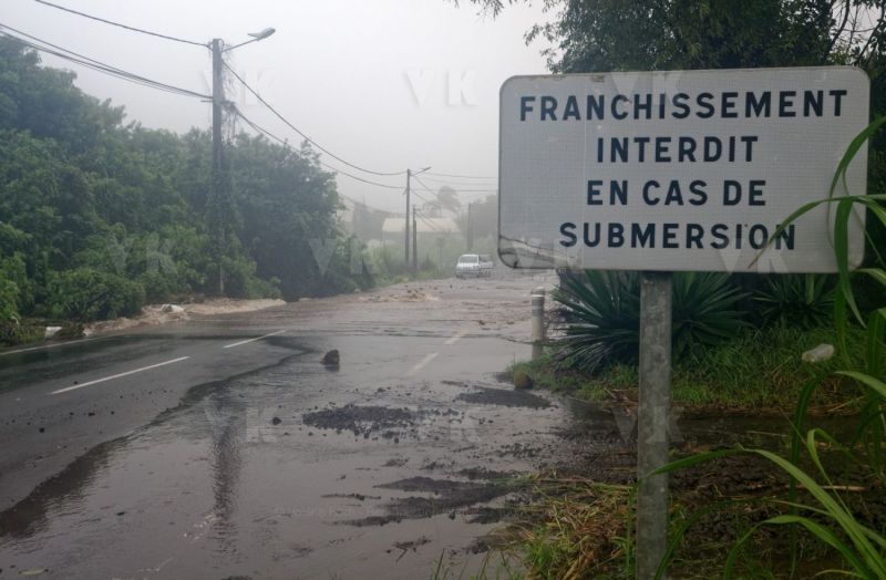 Le sud de La Reunion est impacte par la forte tempete tropicale Berguitta, qui amene vent et fortes precipitations. Le meteore passe actuellement au plus pres de l'ile et devrait commencer a s'eloigner en debut de soiree. The south of La Reunion is impacted by the strong tropical storm Berguitta, which brings wind and heavy precipitation. The meteore is currently passing close to the island and should begin to move early in the evening.