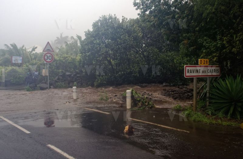 Le sud de La Reunion est impacte par la forte tempete tropicale Berguitta, qui amene vent et fortes precipitations. Le meteore passe actuellement au plus pres de l'ile et devrait commencer a s'eloigner en debut de soiree. The south of La Reunion is impacted by the strong tropical storm Berguitta, which brings wind and heavy precipitation. The meteore is currently passing close to the island and should begin to move early in the evening.
