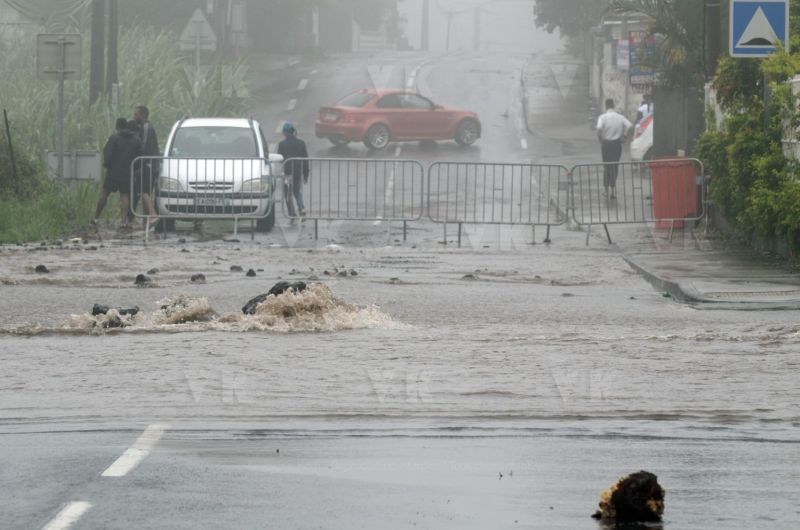 Le sud de La Reunion est impacte par la forte tempete tropicale Berguitta, qui amene vent et fortes precipitations. Le meteore passe actuellement au plus pres de l'ile et devrait commencer a s'eloigner en debut de soiree. The south of La Reunion is impacted by the strong tropical storm Berguitta, which brings wind and heavy precipitation. The meteore is currently passing close to the island and should begin to move early in the evening.