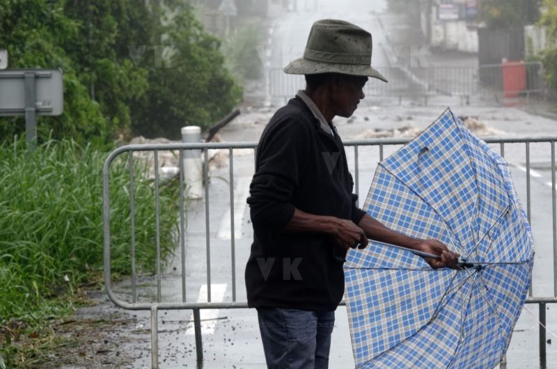 Le sud de La Reunion est impacte par la forte tempete tropicale Berguitta, qui amene vent et fortes precipitations. Le meteore passe actuellement au plus pres de l'ile et devrait commencer a s'eloigner en debut de soiree. The south of La Reunion is impacted by the strong tropical storm Berguitta, which brings wind and heavy precipitation. The meteore is currently passing close to the island and should begin to move early in the evening.