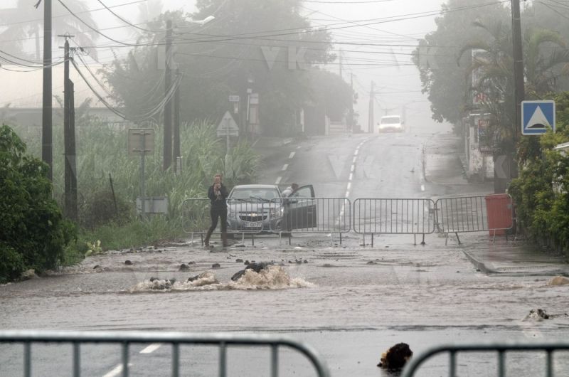 Le sud de La Reunion est impacte par la forte tempete tropicale Berguitta, qui amene vent et fortes precipitations. Le meteore passe actuellement au plus pres de l'ile et devrait commencer a s'eloigner en debut de soiree. The south of La Reunion is impacted by the strong tropical storm Berguitta, which brings wind and heavy precipitation. The meteore is currently passing close to the island and should begin to move early in the evening.