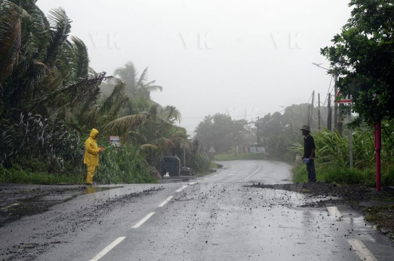 Le sud de La Reunion est impacte par la forte tempete tropicale Berguitta, qui amene vent et fortes precipitations. Le meteore passe actuellement au plus pres de l'ile et devrait commencer a s'eloigner en debut de soiree. The south of La Reunion is impacted by the strong tropical storm Berguitta, which brings wind and heavy precipitation. The meteore is currently passing close to the island and should begin to move early in the evening.