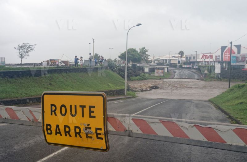 Le sud de La Reunion est impacte par la forte tempete tropicale Berguitta, qui amene vent et fortes precipitations. Le meteore passe actuellement au plus pres de l'ile et devrait commencer a s'eloigner en debut de soiree. The south of La Reunion is impacted by the strong tropical storm Berguitta, which brings wind and heavy precipitation. The meteore is currently passing close to the island and should begin to move early in the evening.