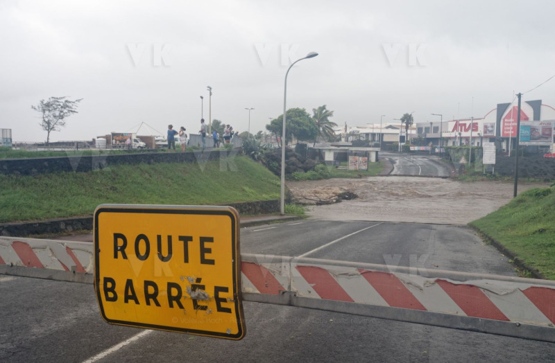 Le sud de La Reunion est impacte par la forte tempete tropicale Berguitta, qui amene vent et fortes precipitations. Le meteore passe actuellement au plus pres de l'ile et devrait commencer a s'eloigner en debut de soiree. The south of La Reunion is impacted by the strong tropical storm Berguitta, which brings wind and heavy precipitation. The meteore is currently passing close to the island and should begin to move early in the evening.