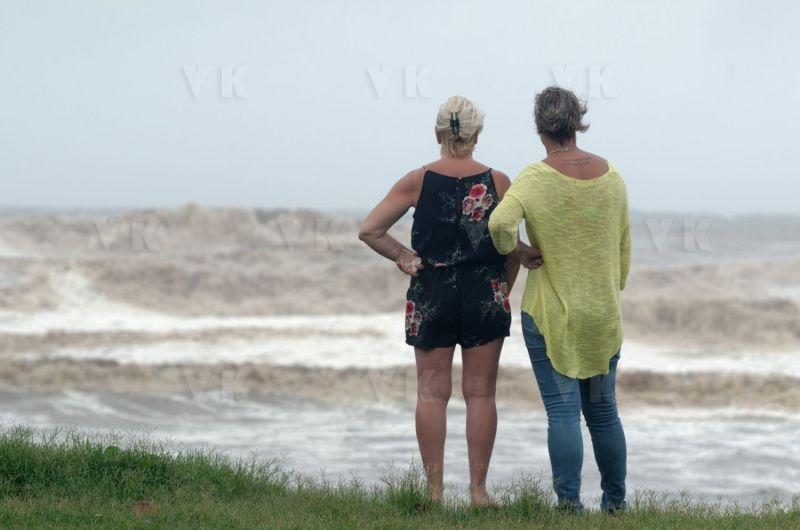 Le sud de La Reunion est impacte par la forte tempete tropicale Berguitta, qui amene vent et fortes precipitations. Le meteore passe actuellement au plus pres de l'ile et devrait commencer a s'eloigner en debut de soiree. The south of La Reunion is impacted by the strong tropical storm Berguitta, which brings wind and heavy precipitation. The meteore is currently passing close to the island and should begin to move early in the evening.
