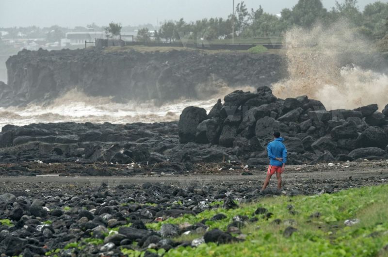 Le sud de La Reunion est impacte par la forte tempete tropicale Berguitta, qui amene vent et fortes precipitations. Le meteore passe actuellement au plus pres de l'ile et devrait commencer a s'eloigner en debut de soiree. The south of La Reunion is impacted by the strong tropical storm Berguitta, which brings wind and heavy precipitation. The meteore is currently passing close to the island and should begin to move early in the evening.