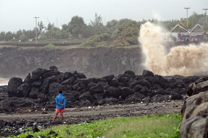 Le sud de La Reunion est impacte par la forte tempete tropicale Berguitta, qui amene vent et fortes precipitations. Le meteore passe actuellement au plus pres de l'ile et devrait commencer a s'eloigner en debut de soiree. The south of La Reunion is impacted by the strong tropical storm Berguitta, which brings wind and heavy precipitation. The meteore is currently passing close to the island and should begin to move early in the evening.