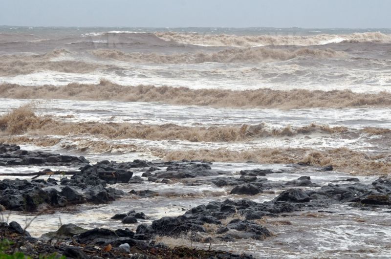 Le sud de La Reunion est impacte par la forte tempete tropicale Berguitta, qui amene vent et fortes precipitations. Le meteore passe actuellement au plus pres de l'ile et devrait commencer a s'eloigner en debut de soiree. The south of La Reunion is impacted by the strong tropical storm Berguitta, which brings wind and heavy precipitation. The meteore is currently passing close to the island and should begin to move early in the evening.