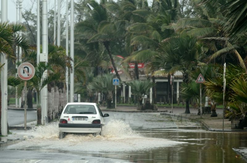 Le sud de La Reunion est impacte par la forte tempete tropicale Berguitta, qui amene vent et fortes precipitations. Le meteore passe actuellement au plus pres de l'ile et devrait commencer a s'eloigner en debut de soiree. The south of La Reunion is impacted by the strong tropical storm Berguitta, which brings wind and heavy precipitation. The meteore is currently passing close to the island and should begin to move early in the evening.
