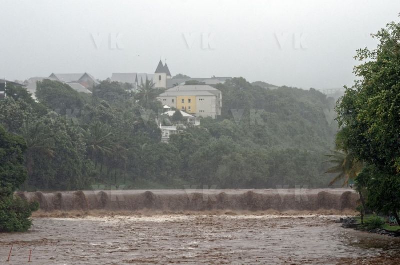 Le sud de La Reunion est impacte par la forte tempete tropicale Berguitta, qui amene vent et fortes precipitations. Le meteore passe actuellement au plus pres de l'ile et devrait commencer a s'eloigner en debut de soiree. The south of La Reunion is impacted by the strong tropical storm Berguitta, which brings wind and heavy precipitation. The meteore is currently passing close to the island and should begin to move early in the evening.