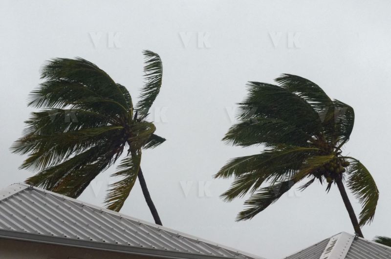 Le sud de La Reunion est impacte par la forte tempete tropicale Berguitta, qui amene vent et fortes precipitations. Le meteore passe actuellement au plus pres de l'ile et devrait commencer a s'eloigner en debut de soiree. The south of La Reunion is impacted by the strong tropical storm Berguitta, which brings wind and heavy precipitation. The meteore is currently passing close to the island and should begin to move early in the evening.