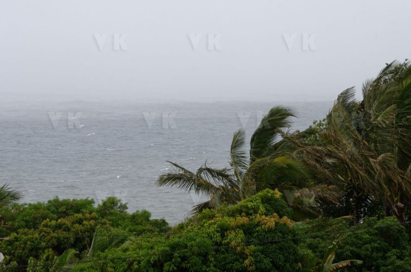 Avec deja de la pluie et du vent dans le sud, La Reunion se prepare a l'arrivee du cyclone Berguitta, prevu de passer a proximite immediate de l'ile jeudi. Already with rain and wind in the south, La Reunion is preparing for the arrival of cyclone Berguitta, scheduled to pass near the island Thursday.