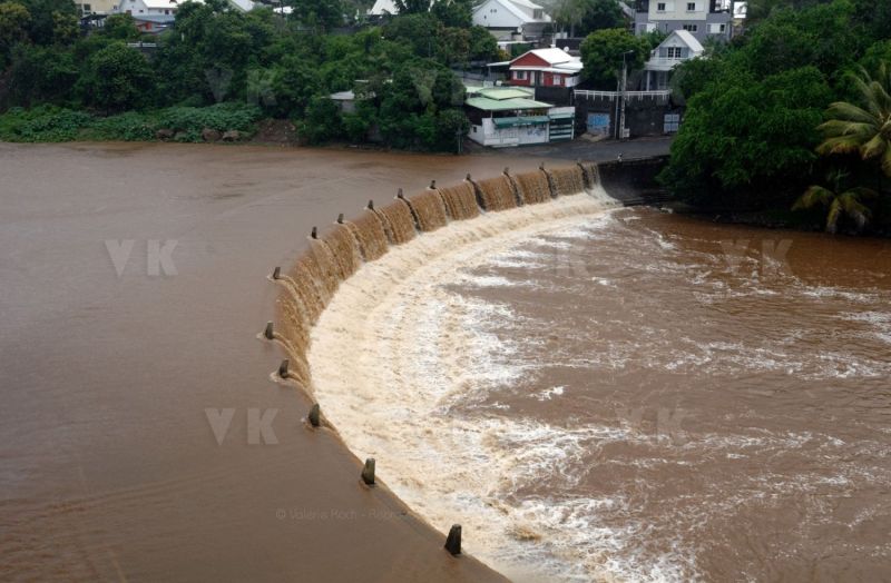 Avec deja de la pluie et du vent dans le sud, La Reunion se prepare a l'arrivee du cyclone Berguitta, prevu de passer a proximite immediate de l'ile jeudi. Already with rain and wind in the south, La Reunion is preparing for the arrival of cyclone Berguitta, scheduled to pass near the island Thursday.