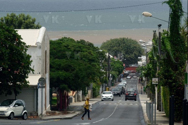 Avec deja de la pluie et du vent dans le sud, La Reunion se prepare a l'arrivee du cyclone Berguitta, prevu de passer a proximite immediate de l'ile jeudi. Already with rain and wind in the south, La Reunion is preparing for the arrival of cyclone Berguitta, scheduled to pass near the island Thursday.