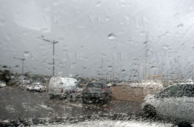Avec deja de la pluie et du vent dans le sud, La Reunion se prepare a l'arrivee du cyclone Berguitta, prevu de passer a proximite immediate de l'ile jeudi. Already with rain and wind in the south, La Reunion is preparing for the arrival of cyclone Berguitta, scheduled to pass near the island Thursday.