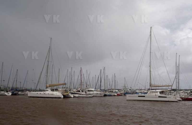 Avec deja de la pluie et du vent dans le sud, La Reunion se prepare a l'arrivee du cyclone Berguitta, prevu de passer a proximite immediate de l'ile jeudi. Already with rain and wind in the south, La Reunion is preparing for the arrival of cyclone Berguitta, scheduled to pass near the island Thursday.
