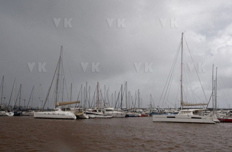 Avec deja de la pluie et du vent dans le sud, La Reunion se prepare a l'arrivee du cyclone Berguitta, prevu de passer a proximite immediate de l'ile jeudi. Already with rain and wind in the south, La Reunion is preparing for the arrival of cyclone Berguitta, scheduled to pass near the island Thursday.