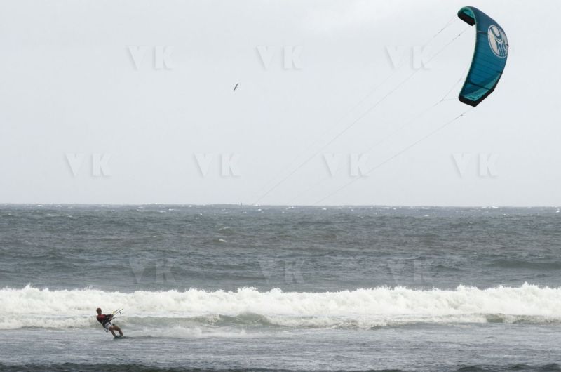 Avec deja de la pluie et du vent dans le sud, La Reunion se prepare a l'arrivee du cyclone Berguitta, prevu de passer a proximite immediate de l'ile jeudi. Already with rain and wind in the south, La Reunion is preparing for the arrival of cyclone Berguitta, scheduled to pass near the island Thursday.