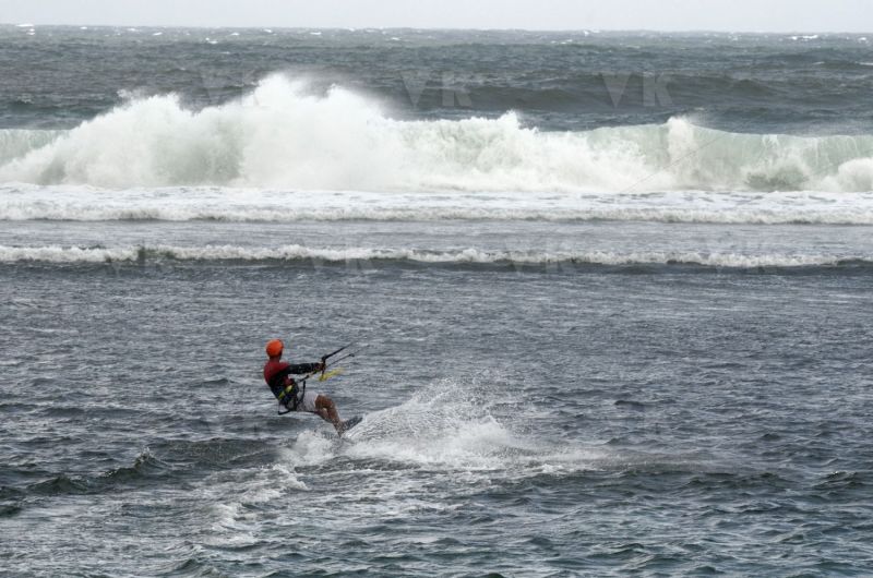 Avec deja de la pluie et du vent dans le sud, La Reunion se prepare a l'arrivee du cyclone Berguitta, prevu de passer a proximite immediate de l'ile jeudi. Already with rain and wind in the south, La Reunion is preparing for the arrival of cyclone Berguitta, scheduled to pass near the island Thursday.