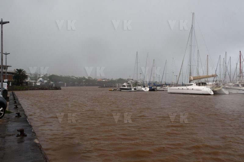 Avec deja de la pluie et du vent dans le sud, La Reunion se prepare a l'arrivee du cyclone Berguitta, prevu de passer a proximite immediate de l'ile jeudi. Already with rain and wind in the south, La Reunion is preparing for the arrival of cyclone Berguitta, scheduled to pass near the island Thursday.
