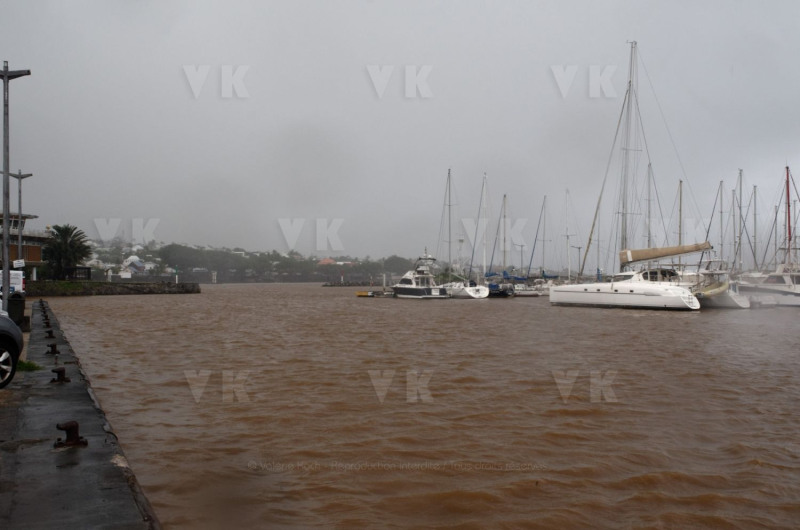 Avec deja de la pluie et du vent dans le sud, La Reunion se prepare a l'arrivee du cyclone Berguitta, prevu de passer a proximite immediate de l'ile jeudi. Already with rain and wind in the south, La Reunion is preparing for the arrival of cyclone Berguitta, scheduled to pass near the island Thursday.