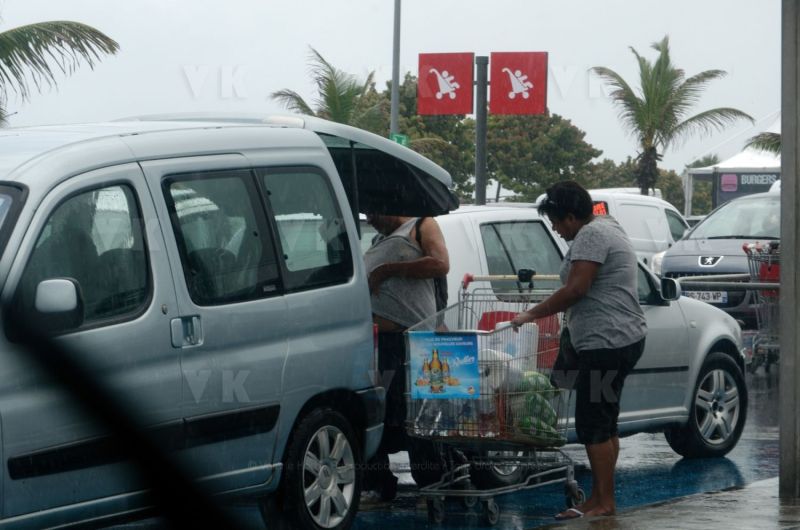 Avec deja de la pluie et du vent dans le sud, La Reunion se prepare a l'arrivee du cyclone Berguitta, prevu de passer a proximite immediate de l'ile jeudi. Already with rain and wind in the south, La Reunion is preparing for the arrival of cyclone Berguitta, scheduled to pass near the island Thursday.