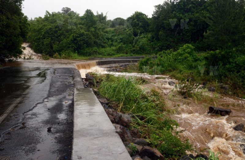 Avec deja de la pluie et du vent dans le sud, La Reunion se prepare a l'arrivee du cyclone Berguitta, prevu de passer a proximite immediate de l'ile jeudi. Already with rain and wind in the south, La Reunion is preparing for the arrival of cyclone Berguitta, scheduled to pass near the island Thursday.