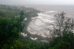 Le sud de La Reunion est impacte par la forte tempete tropicale Berguitta, qui amene vent et fortes precipitations. Le meteore passe actuellement au plus pres de l'ile et devrait commencer a s'eloigner en debut de soiree. The south of La Reunion is impacted by the strong tropical storm Berguitta, which brings wind and heavy precipitation. The meteore is currently passing close to the island and should begin to move early in the evening.