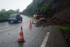 Le sud de La Reunion est impacte par la forte tempete tropicale Berguitta, qui amene vent et fortes precipitations. Le meteore passe actuellement au plus pres de l'ile et devrait commencer a s'eloigner en debut de soiree. The south of La Reunion is impacted by the strong tropical storm Berguitta, which brings wind and heavy precipitation. The meteore is currently passing close to the island and should begin to move early in the evening.