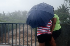 Le sud de La Reunion est impacte par la forte tempete tropicale Berguitta, qui amene vent et fortes precipitations. Le meteore passe actuellement au plus pres de l'ile et devrait commencer a s'eloigner en debut de soiree. The south of La Reunion is impacted by the strong tropical storm Berguitta, which brings wind and heavy precipitation. The meteore is currently passing close to the island and should begin to move early in the evening.