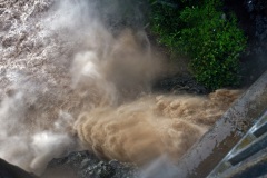 Le sud de La Reunion est impacte par la forte tempete tropicale Berguitta, qui amene vent et fortes precipitations. Le meteore passe actuellement au plus pres de l'ile et devrait commencer a s'eloigner en debut de soiree. The south of La Reunion is impacted by the strong tropical storm Berguitta, which brings wind and heavy precipitation. The meteore is currently passing close to the island and should begin to move early in the evening.