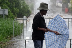 Le sud de La Reunion est impacte par la forte tempete tropicale Berguitta, qui amene vent et fortes precipitations. Le meteore passe actuellement au plus pres de l'ile et devrait commencer a s'eloigner en debut de soiree. The south of La Reunion is impacted by the strong tropical storm Berguitta, which brings wind and heavy precipitation. The meteore is currently passing close to the island and should begin to move early in the evening.