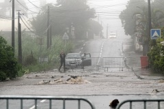 Le sud de La Reunion est impacte par la forte tempete tropicale Berguitta, qui amene vent et fortes precipitations. Le meteore passe actuellement au plus pres de l'ile et devrait commencer a s'eloigner en debut de soiree. The south of La Reunion is impacted by the strong tropical storm Berguitta, which brings wind and heavy precipitation. The meteore is currently passing close to the island and should begin to move early in the evening.